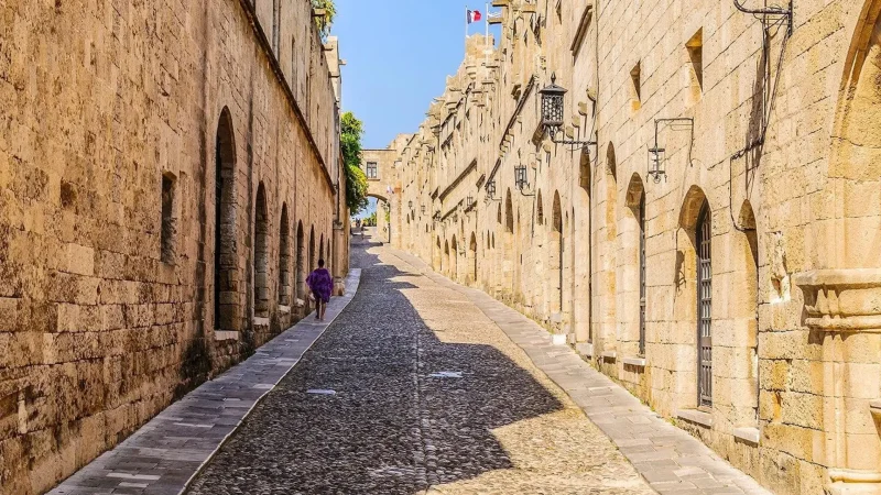 Street_of_the_Knights_04