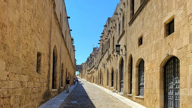 Street_of_the_Knights_05