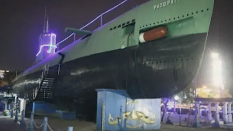 Submarine Monument(1)