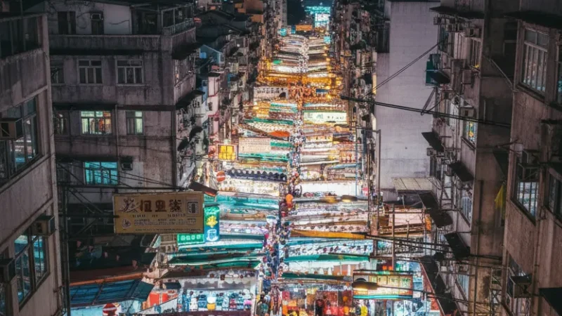 Temple Street Night Market – Main shopping street(1)