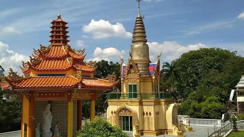 Thai-style_Buddhist_temple_03