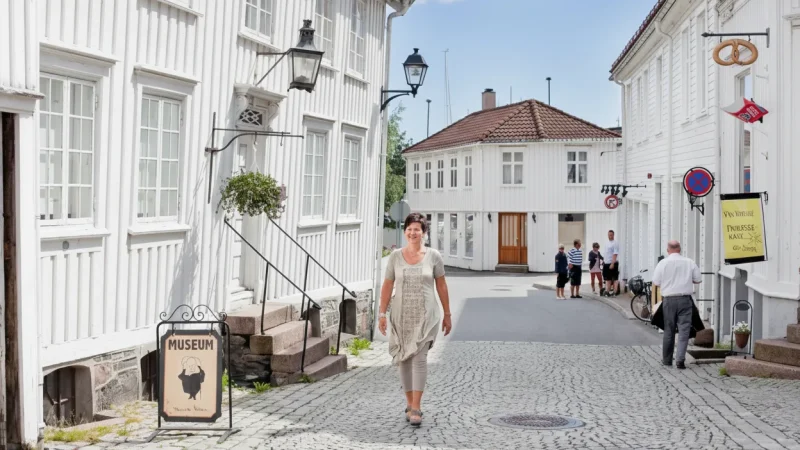 Town Center Streets – Cafés & Local Life(1)