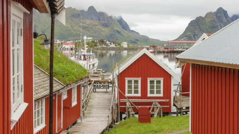 Traditional Rorbuer Cabins – Local fishing heritage stays(6)