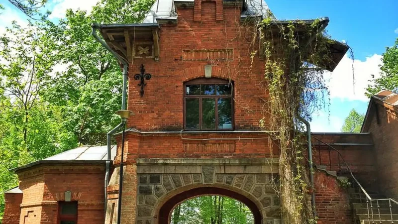 Tsar’s_Palace_Ruins_01