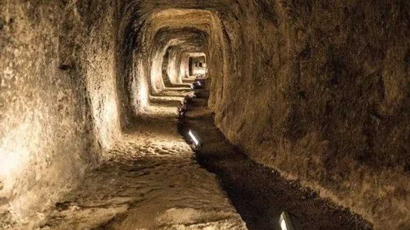 Tunnel_of_Eupalinos_03