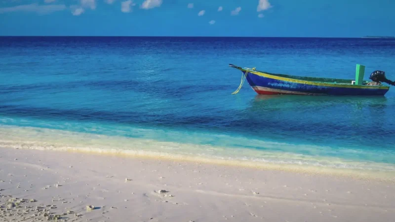 Ukulhas Bikini Beach – A long white-sand beach ideal for swimming(2)