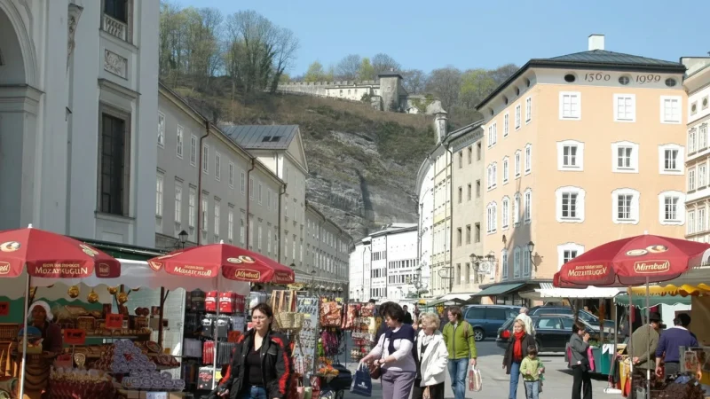 University Square – Market and cafés(3)