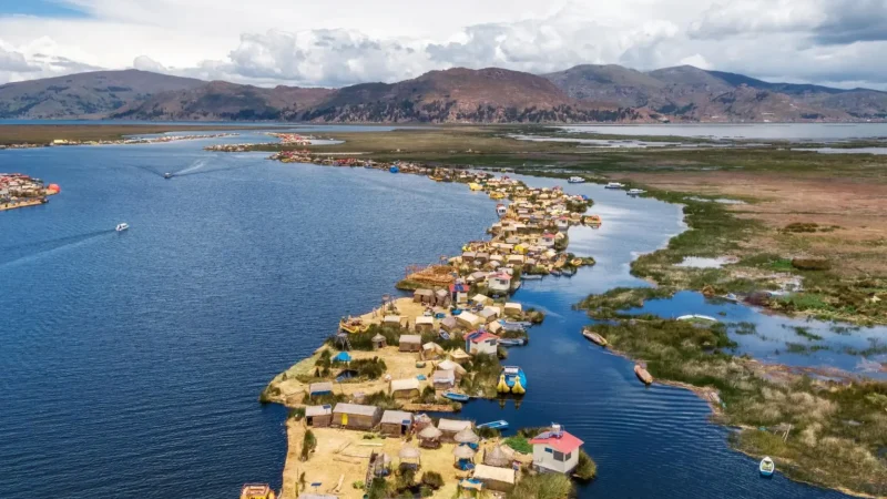 Uros_Floating_Islands_–_Man-made_reed_islands__02