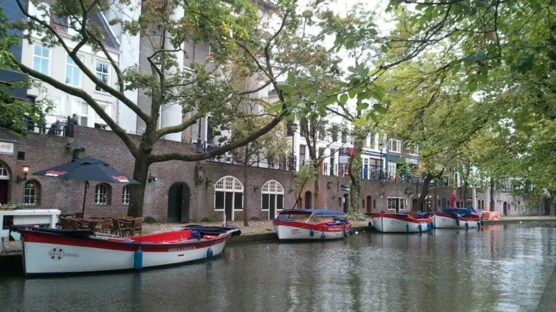 Utrecht_Canals_(Wharf_Cellars)_01