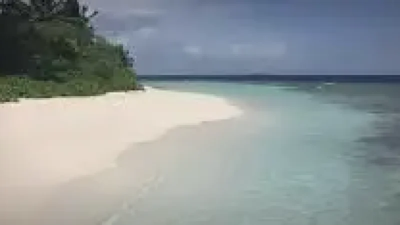 Vaadhoo Beach – A clean white-sand beach ideal for swimming(1)