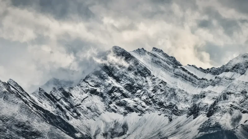 Valley of the Ten Peaks – Dramatic mountain backdrop(1)