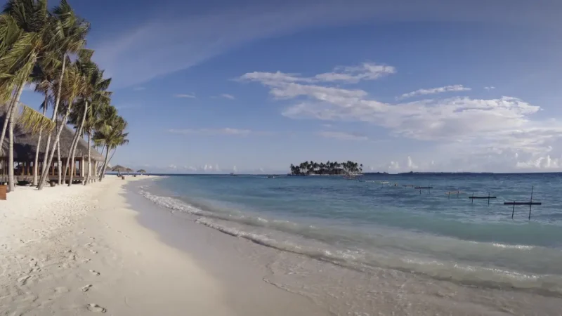 Veligandu Long Beach – A beautiful white-sand beach ideal for swimming(1)