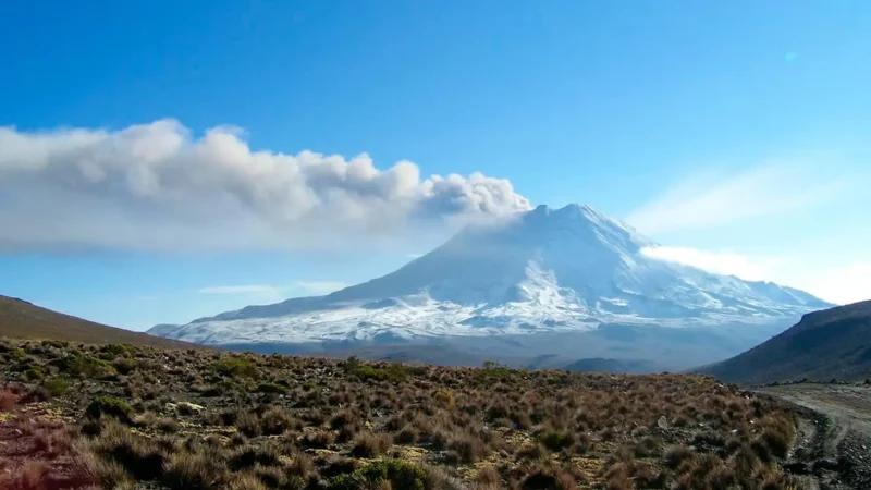 Volcano_Viewpoints_–_Distant_mountain_scenery__03