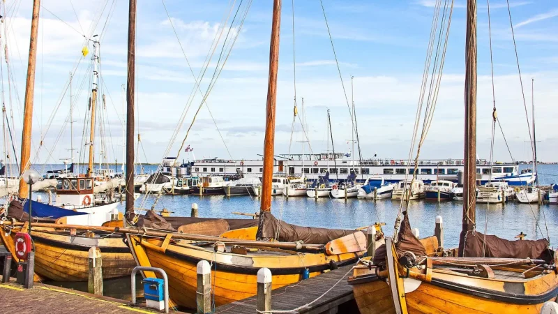 Volendam_Harbour_01