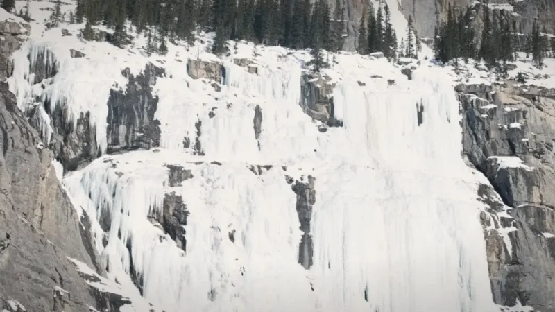 Weeping Wall – Seasonal waterfall cliff(3)