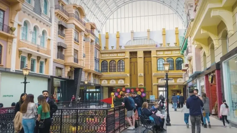 West Edmonton Mall – Large shopping & entertainment complex(4)