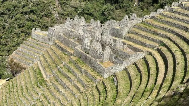 Wiñay_Wayna_–_Terraced_Inca_site_near_the_end__03