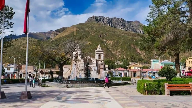 Yanque_Plaza_–_Central_village_square__02