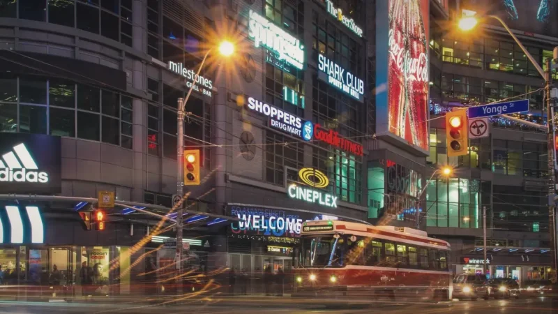 Yonge-Dundas Square – Entertainment(3)