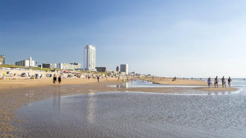 Zandvoort_Beach_–_Long_sandy_beach_along_the_North_Sea__01