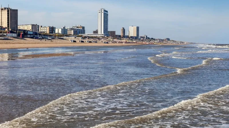 Zandvoort_Beach_–_Long_sandy_beach_along_the_North_Sea__05