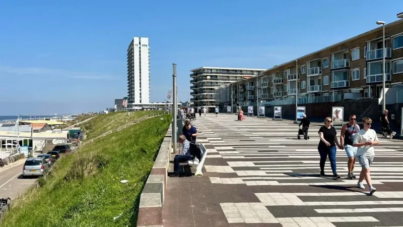 Zandvoort_Boulevard_–_Seaside_promenade_with_cafés__04