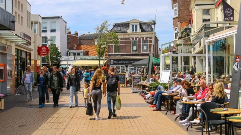 Zandvoort_Town_Center_–_Local_shops_and_streets__03